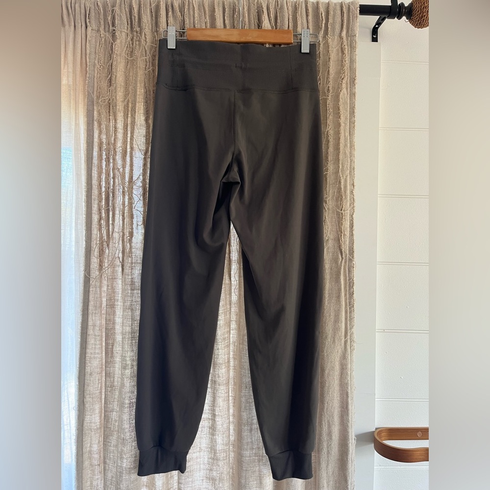 Vuori pants women’s CS Olive Green Daily Legging Cuffed Jogger Athletic